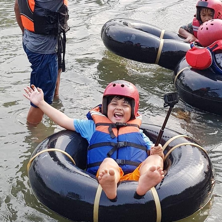 <p>Main arung jeram? Siapa takut! (Foto: Instagram @m.u.z.a.k.k.i)</p>