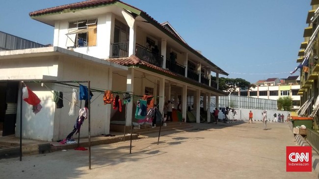 Meski akan dipindahkan dari Kalideres, para pengungsi masih menghadapi sejumlah masalah, di antaranya adalah uang bantuan yang tak mencukupi.
