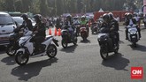 FOTO: Ramai-ramai Konvoi Kendaraan Listrik di Monas Sejumlah mobil dan motor bertenaga listrik wara-wiri di wilayah Monas, Jakarta, pada Sabtu (31/8) pagi. Tiga menteri Jokowi pun turut meramaikan.