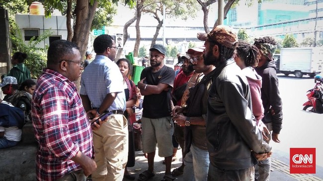 Gubernur Papua Lukas Enembe meminta aparat tak menangkap masyarakat Papua yang menggelar unjuk rasa. Namun, bila anarkis, dia setuju aparat bertindak tegas. 