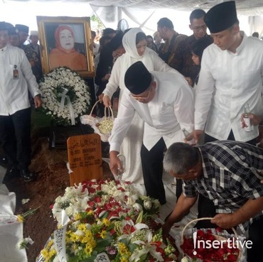 Proses Pemakaman Ibunda SBY