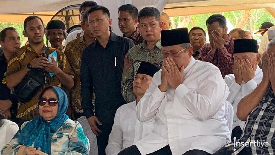 Jenazah Ibunda SBY telah dimakamkan di Tanah Kusir, Jakarta Selatan.