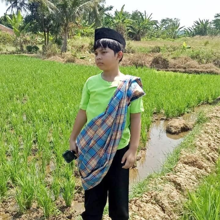<p>Pakai peci dan sarung di sawah? Kira-kira Muzakki mau ngapain ya? (Foto: Instagram @m.u.z.a.k.k.i)  </p>