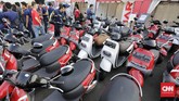 FOTO: Ramai-ramai Konvoi Kendaraan Listrik di Monas Sejumlah mobil dan motor bertenaga listrik wara-wiri di wilayah Monas, Jakarta, pada Sabtu (31/8) pagi. Tiga menteri Jokowi pun turut meramaikan.