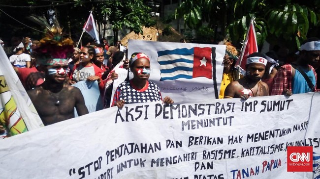 Puluhan mahasiswa asal Papua melakukan unjuk rasa di Lapangan Merdeka, Medan, Sumatera Utara, Sabtu (31/8), untuk memprotes pengerahan personel TNI-Polri.