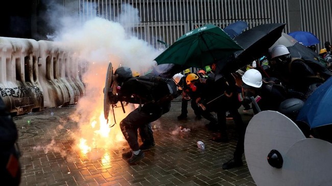 Polisi Hong Kong melemparkan bantal beanbag dan menggunakan semprotan merica untuk menghalau pedemo dalam bentrokan terbaru pada Selasa (3/9) tengah malam.