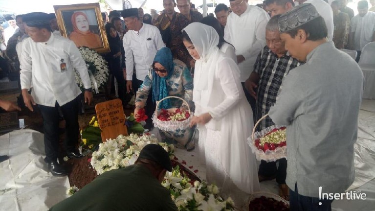 Proses Pemakaman Ibunda SBY Ibunda Susilo Bambang Yudhoyono (SBY), Siti Habibah, dimakamkan di Tanah Kusir, Jakarta Selatan. Berikut potret pantauan dari tim Insertlive.