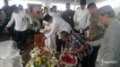Ibunda Susilo Bambang Yudhoyono &lpar;SBY&rpar;&comma; Siti Habibah&comma; dimakamkan di Tanah Kusir&comma; Jakarta Selatan&period; Berikut potret pantauan dari tim Insertlive&period;
