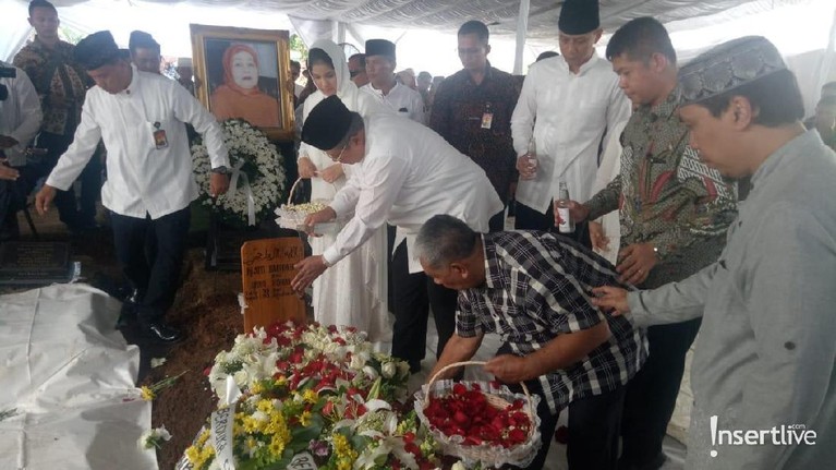 Ibunda Susilo Bambang Yudhoyono (SBY), Siti Habibah, dimakamkan di Tanah Kusir, Jakarta Selatan. Berikut potret pantauan dari tim Insertlive.