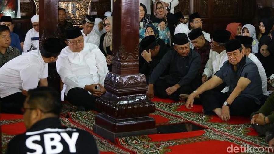 Tangis SBY tak terbendung kala ia datang ke persemayaman ibunda.