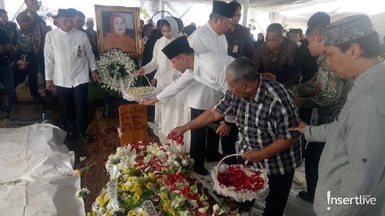 Ibunda Susilo Bambang Yudhoyono (SBY), Siti Habibah, dimakamkan di Tanah Kusir, Jakarta Selatan. Berikut potret pantauan dari tim Insertlive.