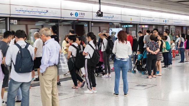 Imbas aksi demonstrasi yang mengancam akan mengganggu layanan kereta bandara Hong Kong, membuat otoritas setempat menghentikan sementara layanan publik itu.