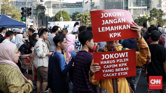 Anggota Komisi III DPR mengungkap revisi UU KPK 2019 diinisiasi Istana di bawah rezim Jokowi. DPR ogah usulan agar kembali direvisi.