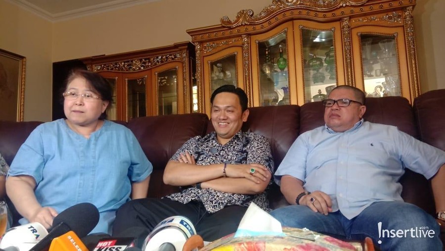 Tanggapan Farhat Abbas soal program Hotman Paris Show yang ditutup sementara oleh Komisi Penyiaran Indonesia (KPI).