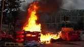 FOTO: Demonstran Hong Kong Blokir Bandara Demonstrasi di bandara Hong Kong, menyebabkan sulitnya akses ke bandara dan menyebabkan belasan penerbangan dibatalkan.