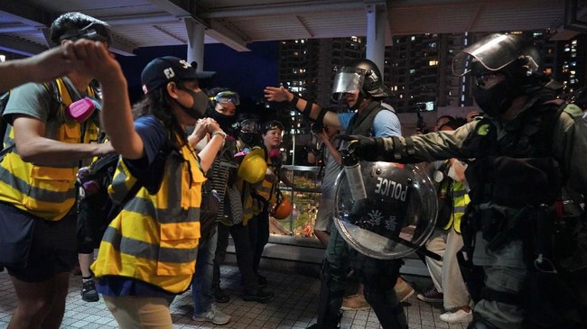 Surat kabar pemerintah China, Global Times, memuji cara polisi Hong Kong bisa menahan diri dalam menangani demonstran yang berunjuk rasa lima bulan terakhir.