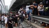 FOTO: Demonstran Hong Kong Blokir Bandara Demonstrasi di bandara Hong Kong, menyebabkan sulitnya akses ke bandara dan menyebabkan belasan penerbangan dibatalkan.
