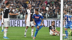 Juara Coppa Italia Angkat Trofi dan Kalungkan Medali Sendiri