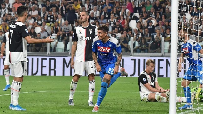 Napoli's Giovanni Di Lorenzo celebrates after scoring, during the Italian Serie A soccer match Juventus and  Napoli at the Allianz Stadium in Turin, Italy, Saturday Aug. 31, 2019. (Alessandro di Marco/ANSA via AP)
