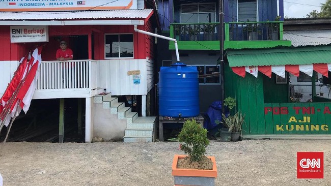 Banyak cerita dari warga perbatasan Indonesia-Malaysia di Nunukan, Kalimantan Utara. Dari mulai istrik padam dua kali sehari hingga penggunaan dua mata uang.