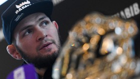 Juara Dunia Tinju Berencana Pertemukan Khabib dan GSP