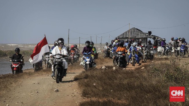 Sudah lebih dari sebulan terakhir, para warga nelayan di kawasan pesisir Karawang mencari nafkah sebagai pengumpul dan ojek limbah minyak mentah di Karawang.