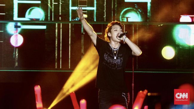 Fan iKon atau iKONIC mendapati Bobby kerap terlihat menahan sakit kala melakukan koreografi lagu Dive, yakni saat menahan Jinhwan yang duduk di bahu kanannya.