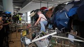 FOTO: Demonstran Hong Kong Blokir Bandara Demonstrasi di bandara Hong Kong, menyebabkan sulitnya akses ke bandara dan menyebabkan belasan penerbangan dibatalkan.