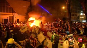 VIDEO: Pembakaran Barikade dan Meriam Air di Demo Hong Kong