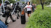 FOTO: Demonstran Hong Kong Blokir Bandara Demonstrasi di bandara Hong Kong, menyebabkan sulitnya akses ke bandara dan menyebabkan belasan penerbangan dibatalkan.