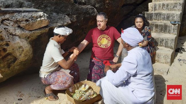 Wisata di Bali bukan hanya sekedar pesta atau belanja, karena di sini turis juga bisa ikut kegiatan mengenal tradisi.