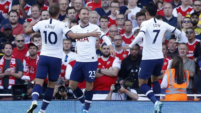 Wali Kota Inggris, Sadiq Khan, meminta agar seluruh pemain di Liga Inggris merelakan pemotongan gaji selama darurat virus corona.