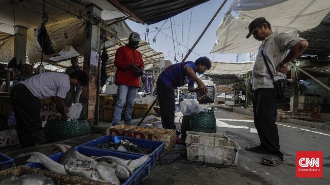 Warga mengeluhkan hasil tangkapan yang minim pascakebocoran minyak Pertamina yang tumpah di perairan Karawang. Ikan tangkapan juga jadi bau limbah.