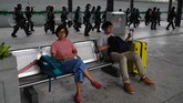 FOTO: Demonstran Hong Kong Blokir Bandara Demonstrasi di bandara Hong Kong, menyebabkan sulitnya akses ke bandara dan menyebabkan belasan penerbangan dibatalkan.