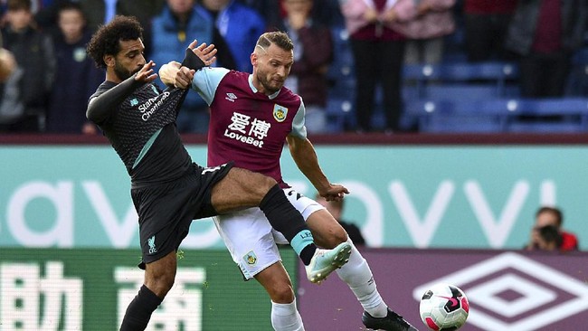 Jamie Carragher tetap menyanjung Mohamed Salah yang dituding menyebabkan Sadio Mane mengamuk di pinggir lapangan dalam laga melawan Burnley, Sabtu (31/8).