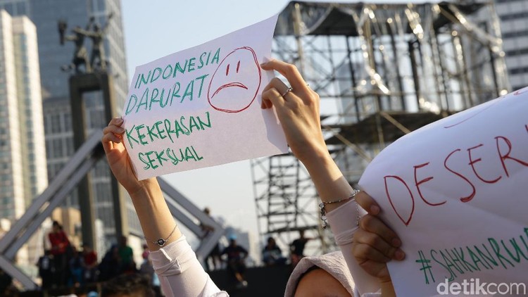 Sejumlah warga yang tergabung dalam Jakarta Feminis melakukan aksi mendesak DPR mengesahkan RUU PKS di kawasan CFD, Jakarta.