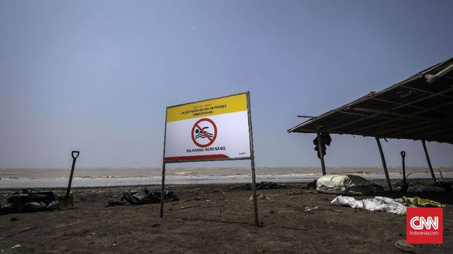 Ikan-ikan Hitam dan Bocor Minyak Pertamina Kebocoran minyak dari sumur Pertamina bukan hanya membuat ikan mati, tapi juga mengotori ribuan pohon mangrove, tambak udang, dan ekosistem pantai.