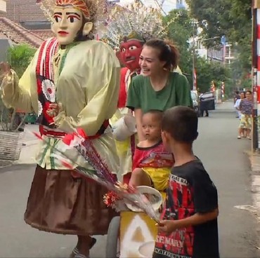 Hesty Klepek Klepek Jadi Ondel-ondel di Pinggir Jalan