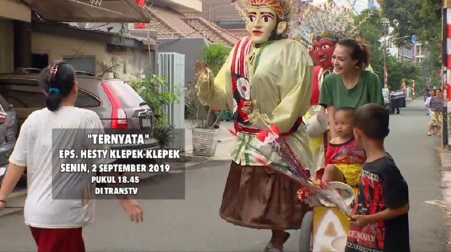 Hesty Klepek Klepek juga membantu mendorong gerobak musik.