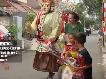 Hesty Klepek Klepek Jadi Ondel-ondel di Pinggir Jalan