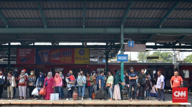 Pengguna KRL Commuter Line tetap diminta waspada dan diimbau mengikuti arahan petugas usai aksi tawuran di Manggarai, Jakarta Selatan.