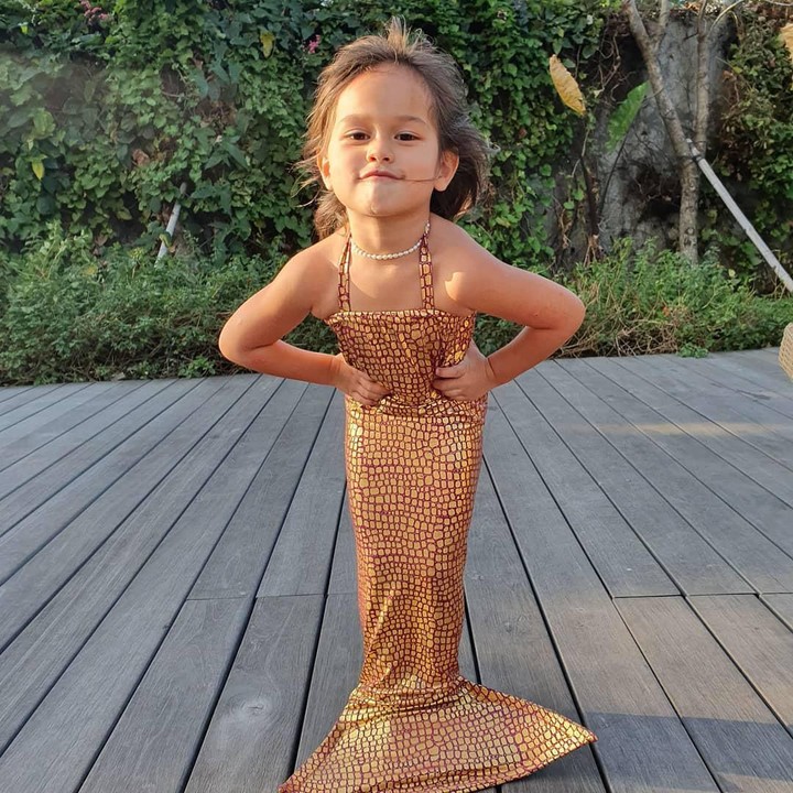 Dari kecil, sudah kelihatan ya bakat Alexa jadi model. He-he-he. (Foto: Instagram @liawaode)