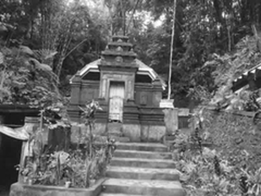 3. Lokasi Kejadian KKN Sebuah cerita KKN di sebuah desa bernama Penari yang viral di media sosial.