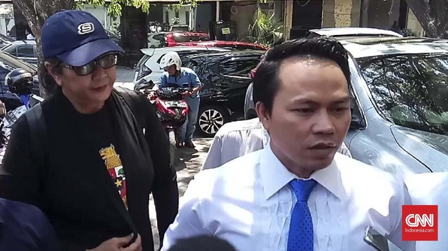 Tri Susanti atau Susi mendatangi Polda Jatim untuk diperiksa sebagai tersangka ujaran kebencian di Asrama Mahasiswa Papua, Surabaya.