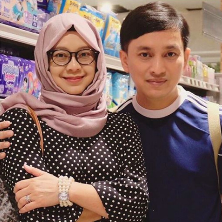<p>Wajah Yoviw terlihat awet muda. Tapi tetap serasi dengan sang istri yang berwajah teduh dan keibuaan. (Foto: Instagram @ywpiano)</p>