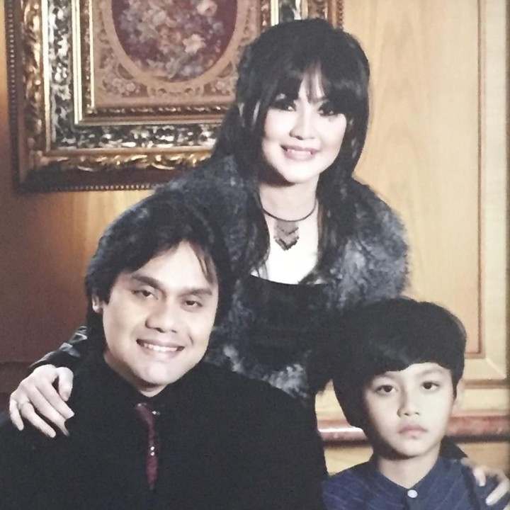 <p>Throwback kebersamaan Ita dan Dwiki bersama si kecil Nanda. (Foto: Instagram @itadyahpurnamasari)</p>