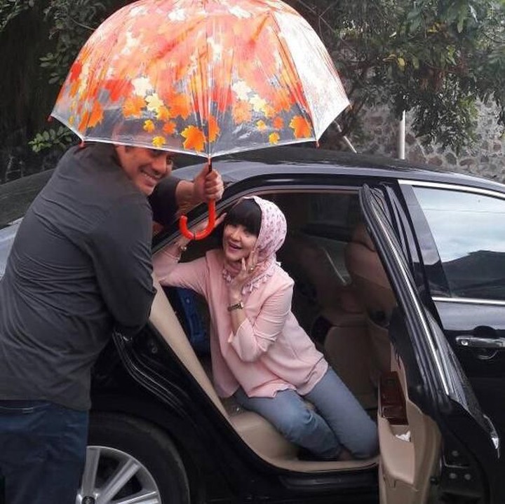 <p> Sweet! Biar enggak kehujanan, Dwiki siap memayungi sang istri. (Foto: Instagram @dharmawan_dwiki_official)</p>