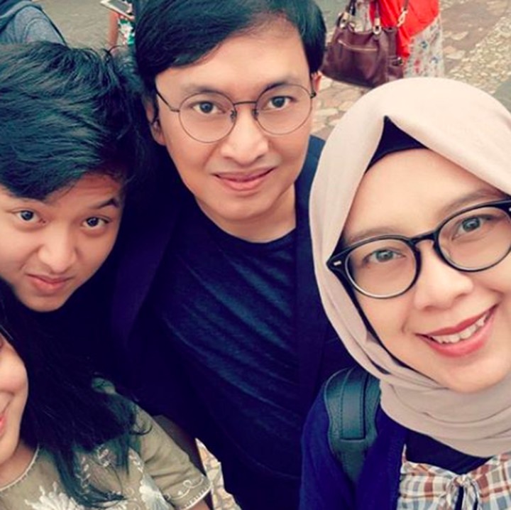 <p>Baik Arsy dan maupun Nadhira atau biasa disapa Yara memiliki wajah yang sangat mirip ayahnya. Bahkan keduanya juga menekuni dunia musik. Sejauh ini, Arsy sudah mengeluarkan single untuk memulai debut sebagai penyanyi solo. (Foto: Instagram @ywpiano)</p>