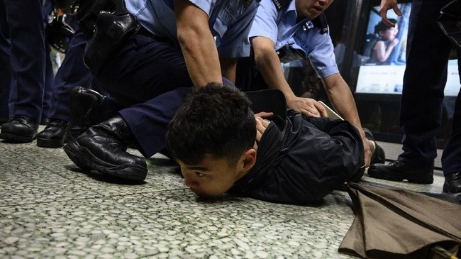 Kepolisian Hong Kong menangkap sejumlah orang yang berupaya menampilkan ke publik upaya memperingati 33 tahun peristiwa Tiananmen.