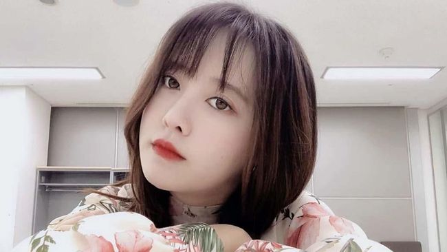 Setelah cukup lama tak muncul di layar, aktris Korea Ku Hye-sun kembali ke layar kaca dengan membintangi sekaligus menyutradarai film Dark Yellow.
